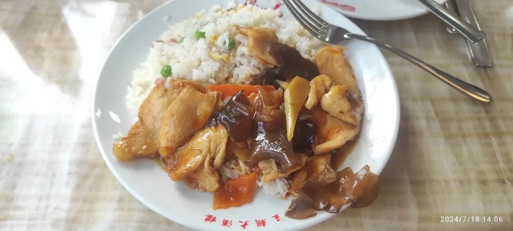 Orez Cantonez Cu Carne De Pui Ciuperci Si Bambus